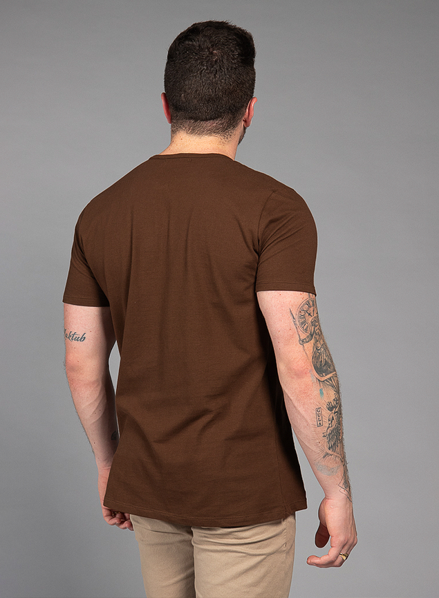 Camiseta Henley Marrom Texturizada Gola Portuguesa | Versátil e