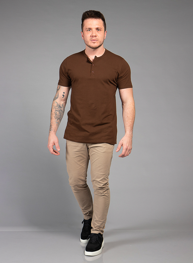Camiseta Henley Marrom Texturizada Gola Portuguesa | Versátil e