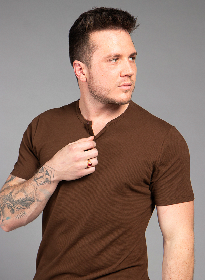 Camiseta Henley Marrom Texturizada Gola Portuguesa | Versátil e