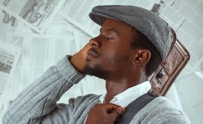 homem vestido com roupas vintage