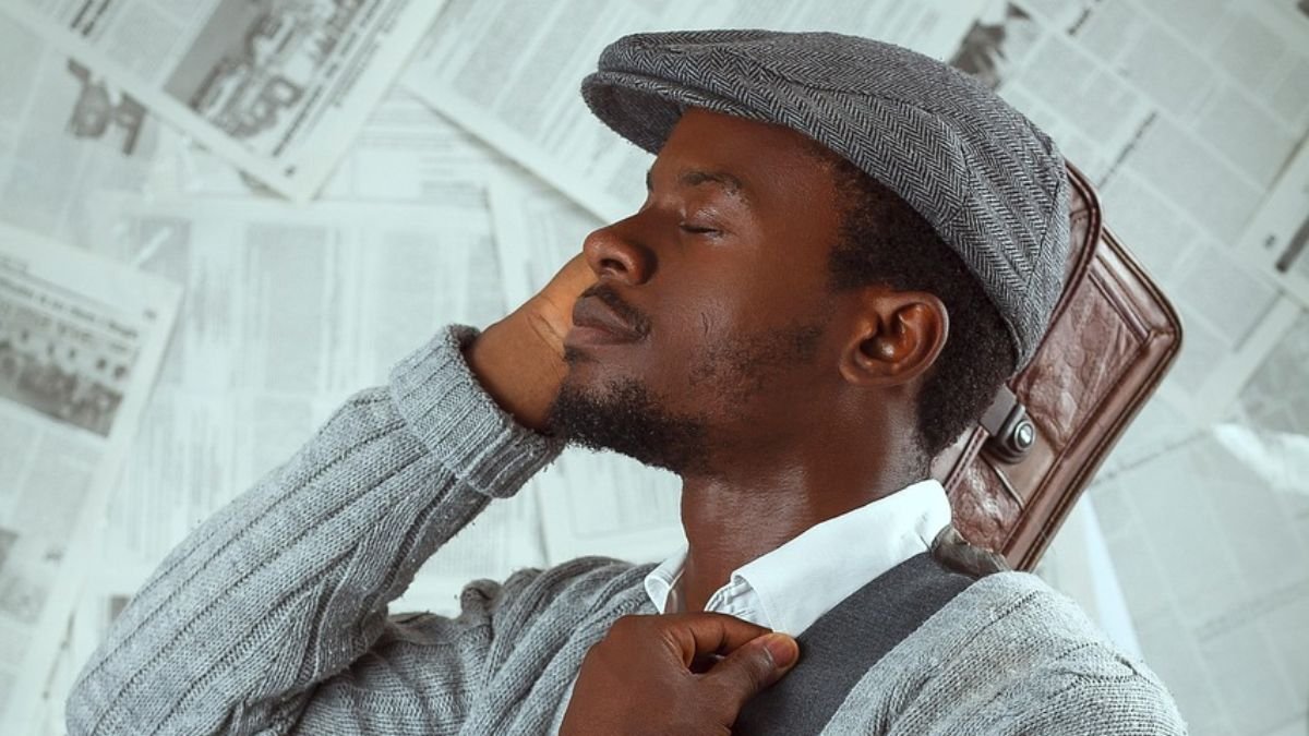 homem vestido com roupas vintage