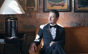 homem vintage vestido de terno sentado em sofa