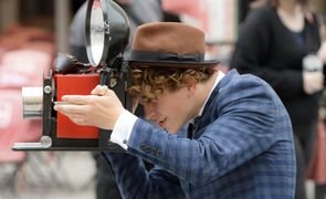 homem vintage tirando fotografia