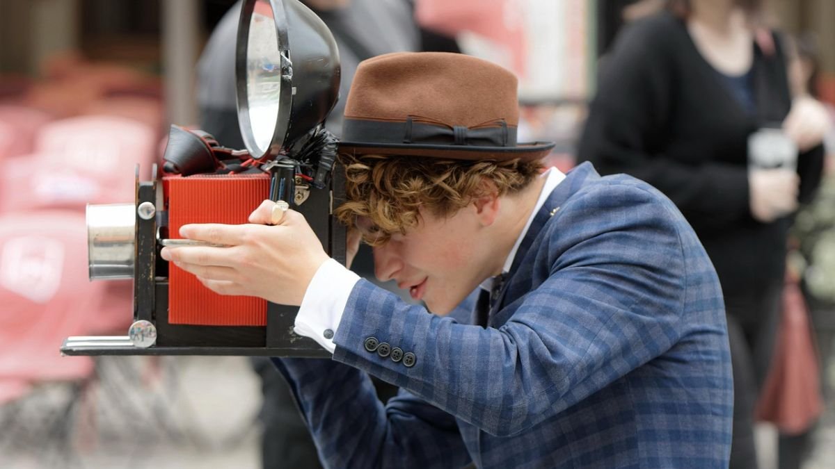 homem vintage tirando fotografia