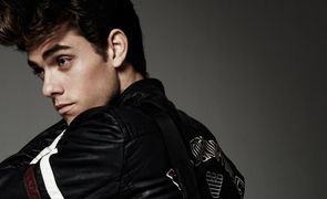 homem estiloso em fundo cinza.