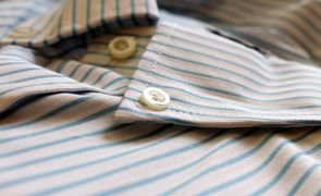 camiseta de botao dobrada