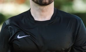 homem usando camiseta dryfit