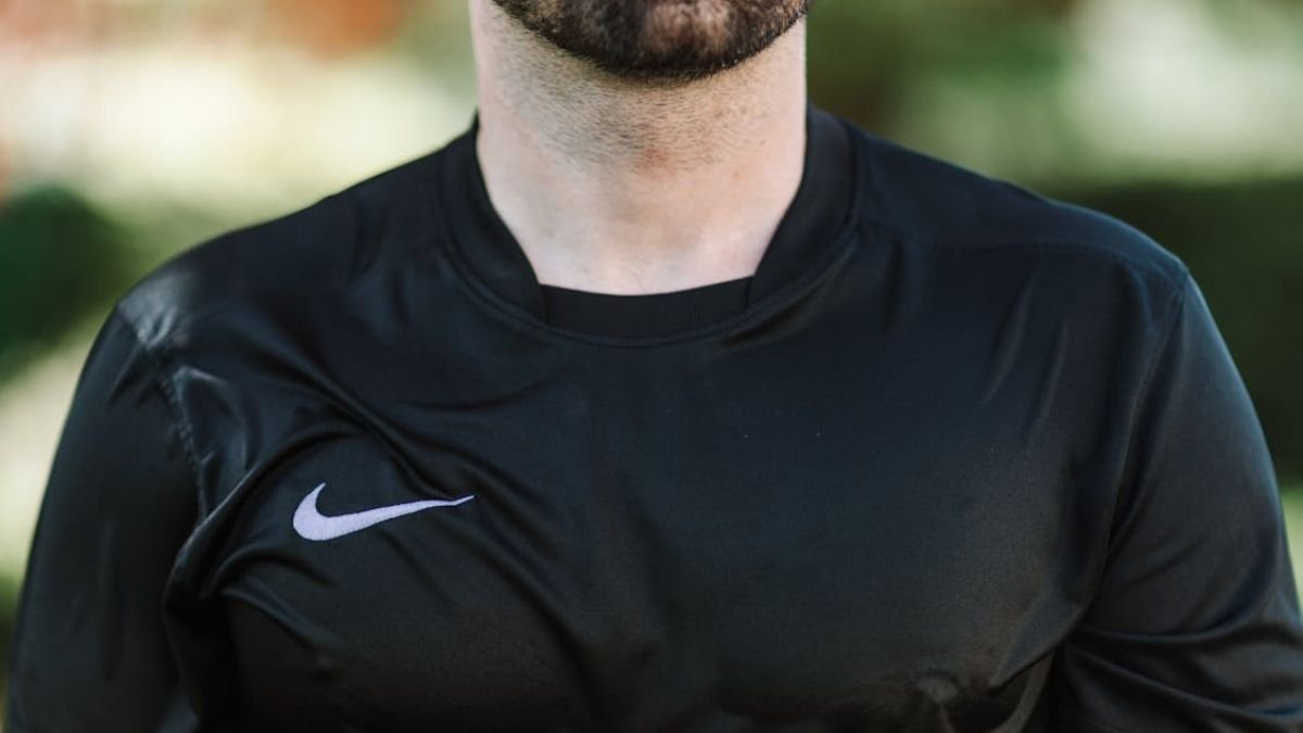 homem usando camiseta dryfit